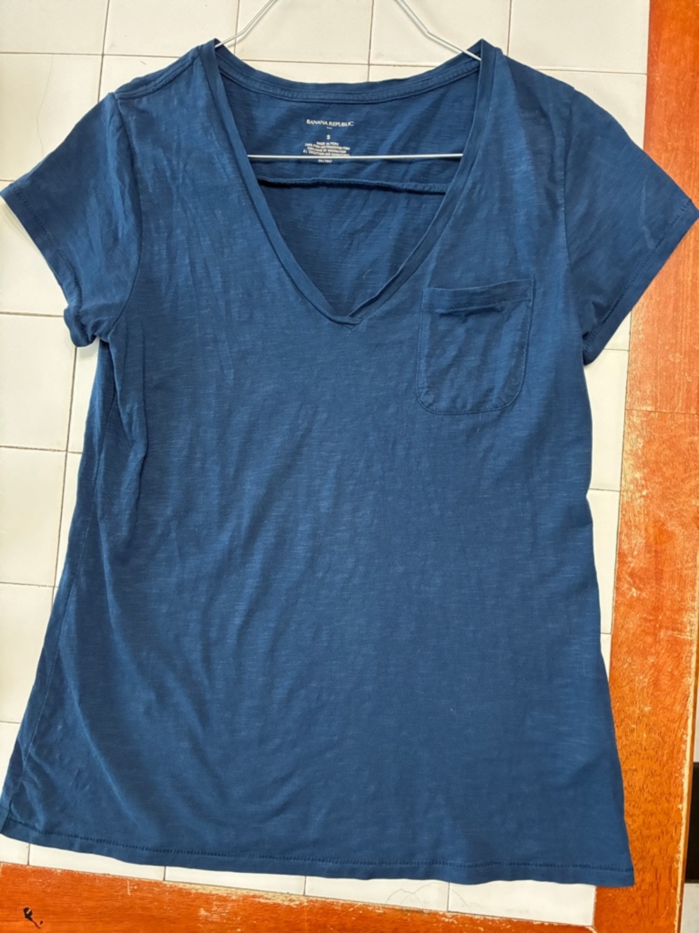 Banana Republic Women’s Navy V-Neck Pocket Tee Size S